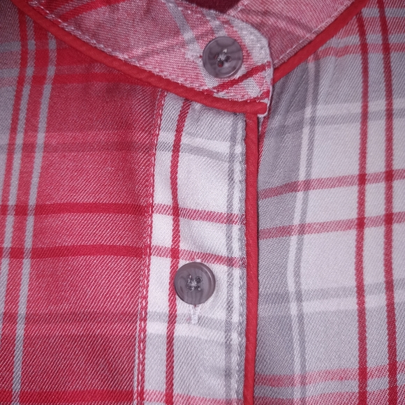 Melissa McCarthy plaid flannel shirt - Picture 3 of 6